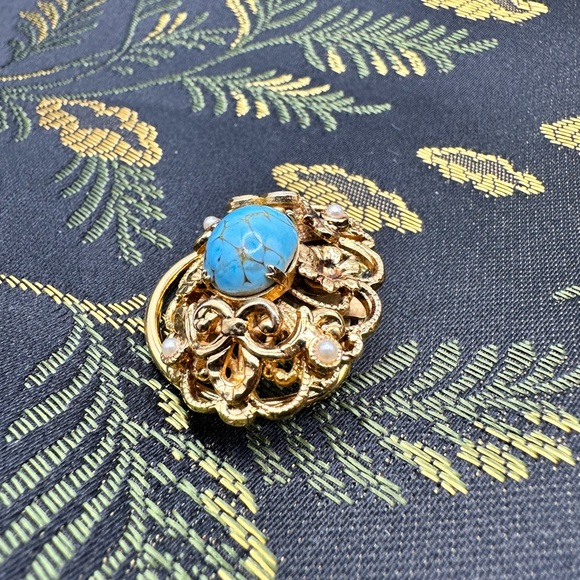 SOLD. Vintage Filigree Scarf Clip Gold Tone with faux pearl - Picture 5 of 7